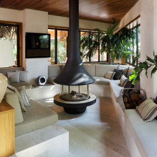 Foto de sala de estar abierta, retro, con paredes blancas, televisor colgado en la pared y suelo gris