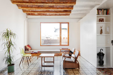 Foto de sala de estar abierta mediterránea de tamaño medio