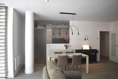 Diseño de sala de estar abierta actual de tamaño medio con paredes blancas, suelo marrón y suelo de baldosas de porcelana