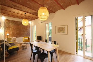 Cette image montre une petite salle de séjour design ouverte avec un mur blanc, un sol en bois brun, aucune cheminée, un téléviseur indépendant et un sol marron.