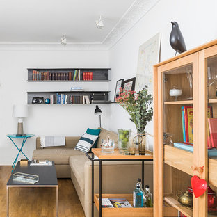 Foto de sala de estar con barra de bar contemporánea con suelo de madera en tonos medios, paredes blancas y suelo marrón