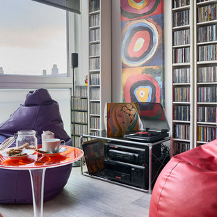 Imagen de sala de estar con rincón musical abierta, contemporánea, de tamaño medio, sin televisor, con paredes grises y suelo gris