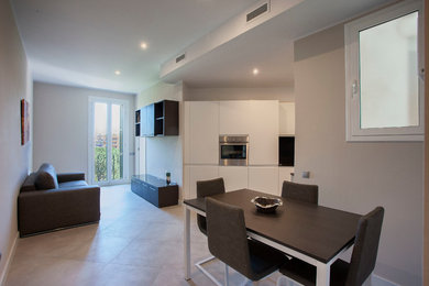 Diseño de sala de estar abierta minimalista de tamaño medio con paredes grises y suelo de baldosas de cerámica