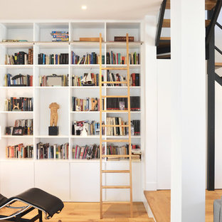 Foto de sala de estar contemporánea con paredes blancas, suelo de madera en tonos medios y suelo marrón