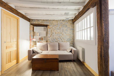 Idée de décoration pour une petite salle de séjour chalet fermée avec un mur blanc, parquet foncé, aucune cheminée, aucun téléviseur et un plafond en bois.