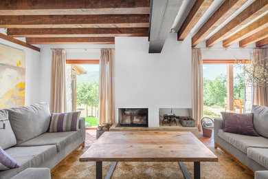 Foto de sala de estar abierta de estilo de casa de campo grande con paredes blancas, suelo de baldosas de terracota y estufa de leña