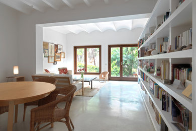 Modelo de sala de estar con biblioteca abierta contemporánea grande sin chimenea y televisor con paredes blancas