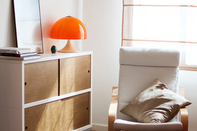 Diseño de sala de estar abierta mediterránea pequeña con paredes blancas y suelo de madera en tonos medios