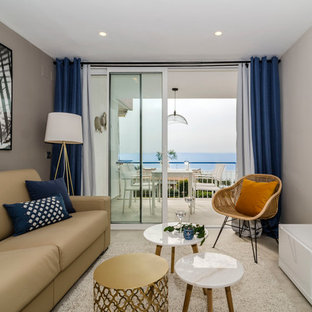 Foto de sala de estar cerrada, marinera, con paredes beige, televisor independiente y suelo beige