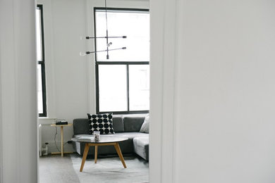 Foto de sala de estar cerrada nórdica pequeña con paredes blancas y suelo laminado