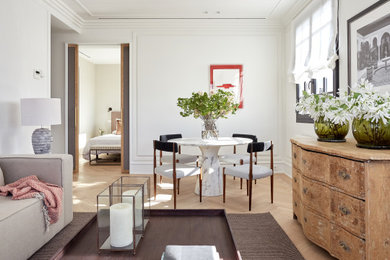 Imagen de salón actual con paredes blancas, suelo de madera clara y suelo beige