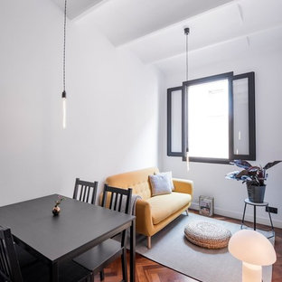 Foto de sala de estar abierta, actual, con paredes blancas y suelo de madera en tonos medios