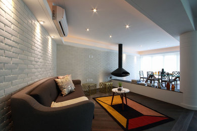 Diseño de sala de estar abierta clásica renovada grande con paredes blancas, suelo de madera oscura y chimeneas suspendidas