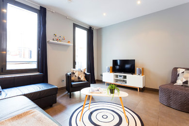 Diseño de sala de estar abierta bohemia con suelo de baldosas de porcelana y suelo gris