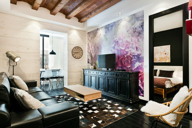Foto de sala de estar cerrada retro pequeña sin chimenea con paredes multicolor, suelo de madera pintada y televisor independiente