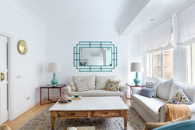 Diseño de sala de estar abierta clásica renovada de tamaño medio sin televisor con paredes blancas, suelo de madera clara y suelo marrón