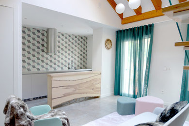 Imagen de sala de estar abierta nórdica de tamaño medio con paredes blancas y suelo de cemento