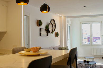 Ejemplo de sala de estar abierta contemporánea de tamaño medio con suelo laminado y suelo beige