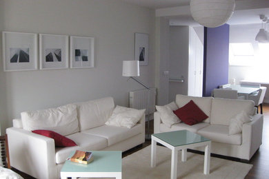 Modelo de sala de estar abierta tradicional renovada pequeña sin chimenea con paredes blancas