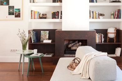 Imagen de sala de estar abierta bohemia con paredes blancas y suelo de madera oscura