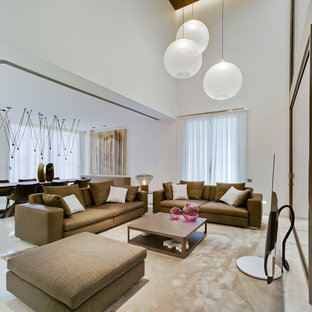 Imagen de sala de estar abierta, contemporánea, con paredes blancas, televisor independiente y suelo blanco