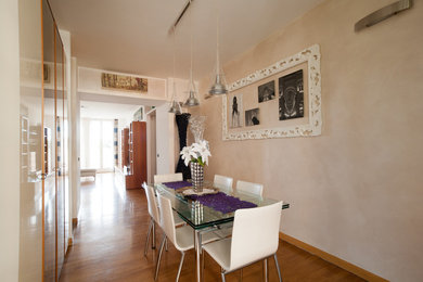 Immagine di una sala da pranzo aperta verso il soggiorno contemporanea di medie dimensioni con pareti bianche e parquet chiaro