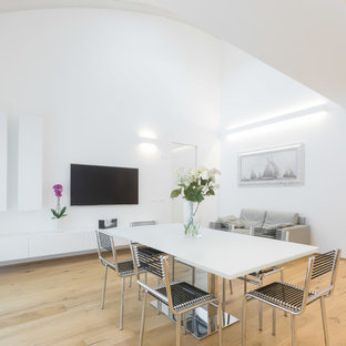 Ispirazione per una sala da pranzo minimal con pareti bianche, parquet chiaro e pavimento beige