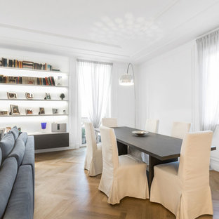 Immagine di una sala da pranzo minimal con pareti bianche, pavimento in legno massello medio e pavimento marrone