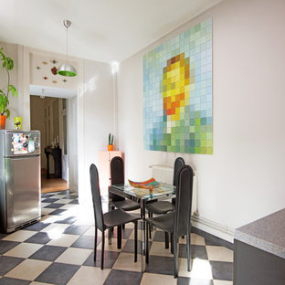 Cette image montre une salle à manger ouverte sur la cuisine design avec un mur beige et un sol multicolore.