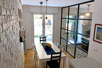 Imagen de comedor nórdico de tamaño medio abierto con paredes blancas, suelo de madera clara y suelo beige