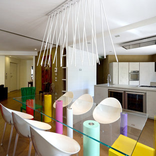 Idee per una sala da pranzo aperta verso il soggiorno eclettica con pavimento in legno massello medio, nessun camino e pavimento marrone