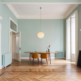 Esempio di una sala da pranzo contemporanea con pareti verdi, parquet chiaro e pavimento beige
