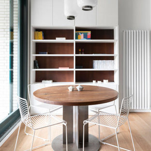 Immagine di una sala da pranzo aperta verso la cucina nordica di medie dimensioni con pareti bianche, parquet chiaro e carta da parati