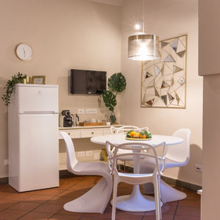 Ispirazione per una sala da pranzo aperta verso la cucina mediterranea di medie dimensioni con pareti bianche, pavimento in terracotta e pavimento arancione