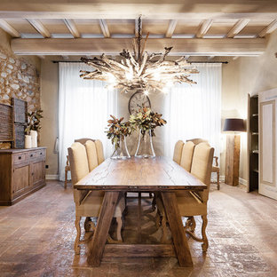 Foto di una sala da pranzo country chiusa con pareti beige e pavimento marrone