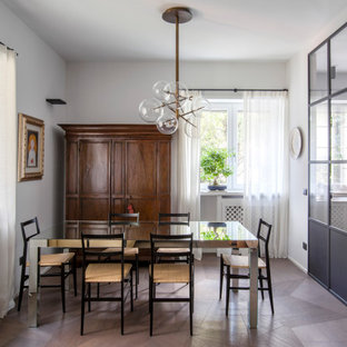 Ispirazione per una sala da pranzo design chiusa con pareti bianche, parquet scuro e pavimento marrone