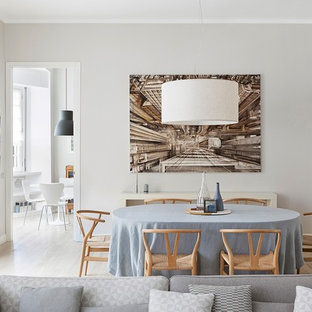 Idee per una sala da pranzo minimal con pareti grigie, parquet chiaro e pavimento beige
