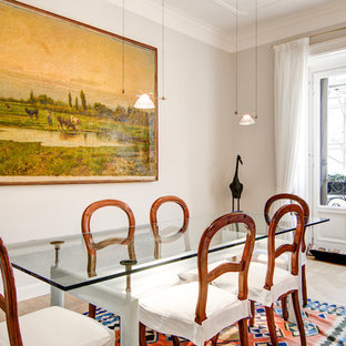 Immagine di una sala da pranzo aperta verso il soggiorno classica con pareti grigie, parquet chiaro e pavimento beige
