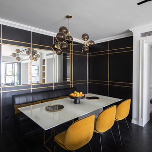 Idee per una sala da pranzo aperta verso la cucina design di medie dimensioni con pareti nere, pavimento in legno verniciato e pavimento nero