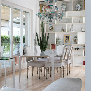 Immagine di una sala da pranzo eclettica con pareti bianche, parquet chiaro e pavimento beige