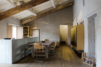 Idee per una grande sala da pranzo aperta verso il soggiorno minimal con pareti grigie, pavimento in legno massello medio e pavimento marrone