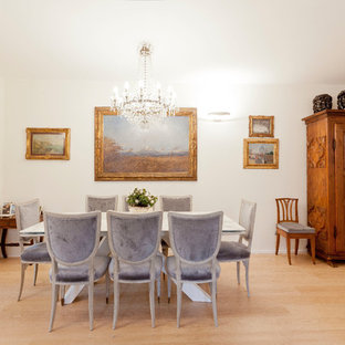 Foto di una grande sala da pranzo chic con parquet chiaro, pavimento beige e pareti bianche