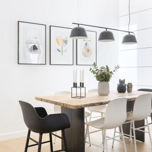 Immagine di una grande sala da pranzo scandinava con pareti bianche e pavimento beige
