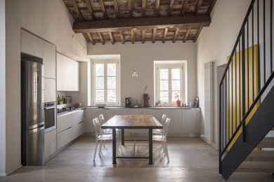 Foto di una sala da pranzo aperta verso la cucina contemporanea di medie dimensioni con pareti beige e parquet scuro
