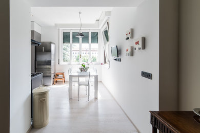 Foto de comedor de cocina industrial de tamaño medio con suelo de madera clara