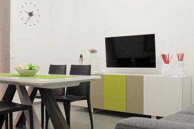 Ispirazione per una sala da pranzo minimalista di medie dimensioni e chiusa con pareti bianche, pavimento in gres porcellanato e pavimento bianco