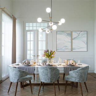 Esempio di una sala da pranzo nordica di medie dimensioni con pareti bianche, pavimento in legno massello medio e pavimento marrone
