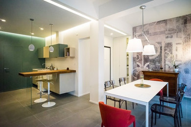 На фото: кухня-столовая среднего размера в современном стиле с белыми стенами, полом из керамогранита и серым полом