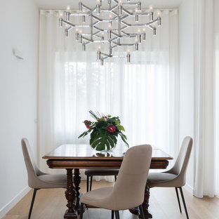 Esempio di una sala da pranzo aperta verso il soggiorno contemporanea di medie dimensioni con pareti bianche, pavimento in legno massello medio e pavimento marrone