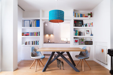 Immagine di una sala da pranzo minimal chiusa e di medie dimensioni con parquet chiaro